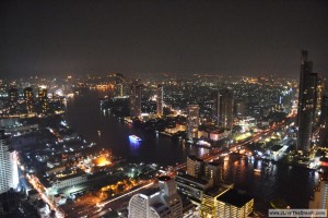Modernes Bangkok bei Nacht