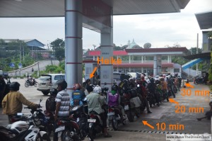 long queue at petrol station